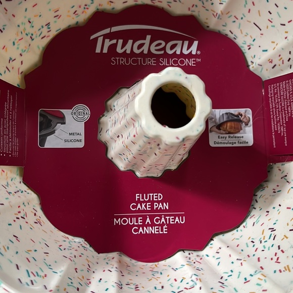 NWT Trudeau silicone fluted cake pan - Picture 6 of 8